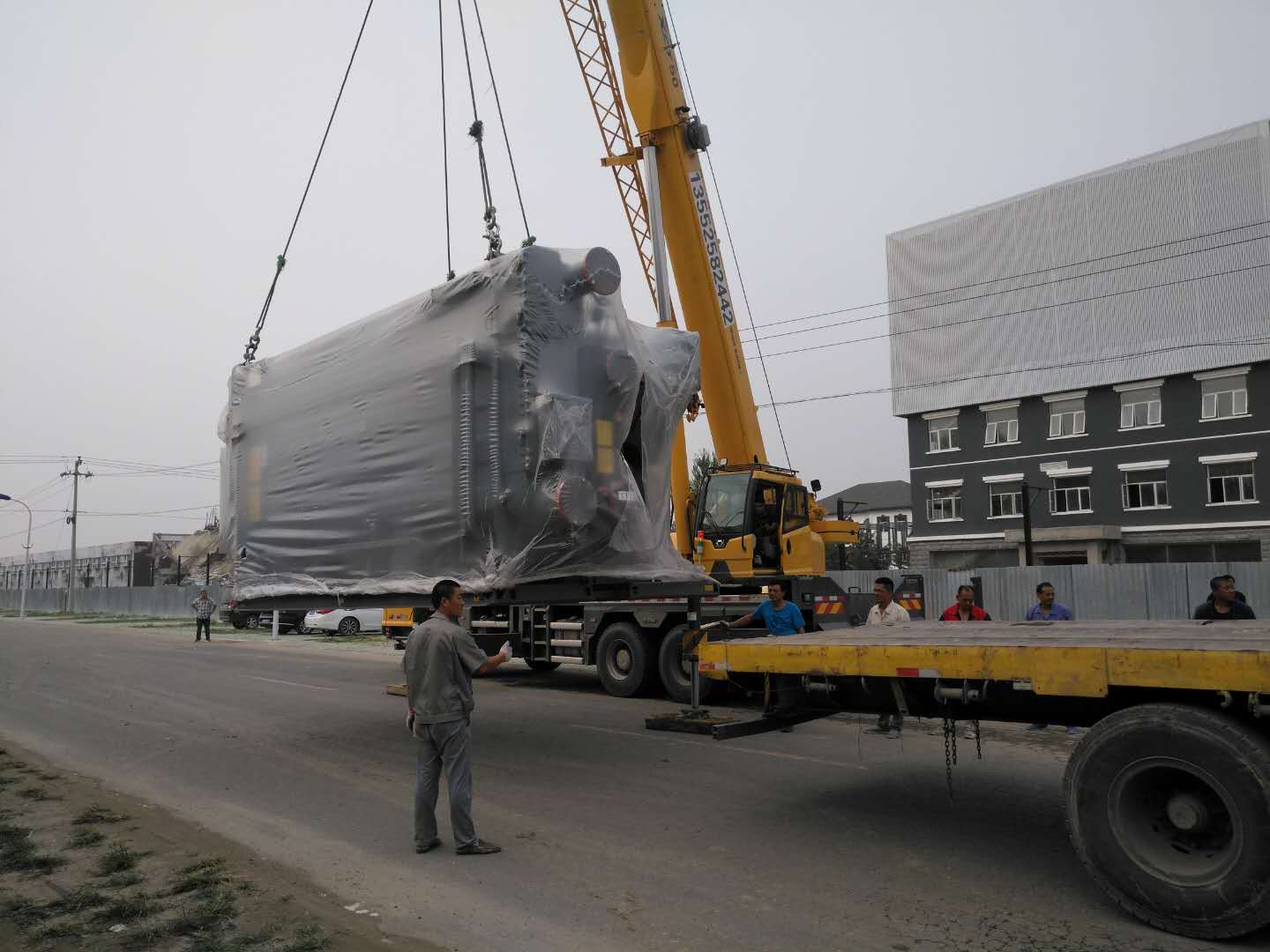 北京大型设备吊装就位施工现场